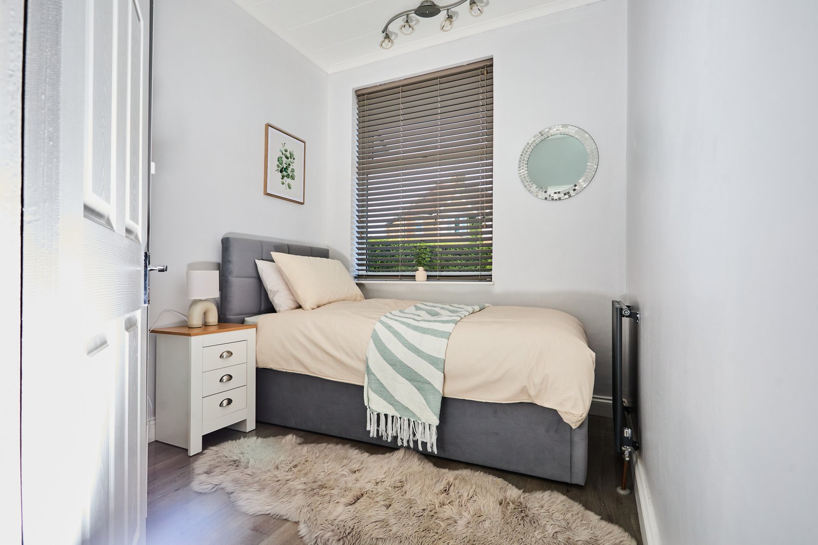 Holiday Homes Northampton | Family & Business Stays Book-spacious-holiday-homes-in-Northampton-with-free-parking.-Ideal-for-families,-contractors,-business-travel,-and-self-catering-stays.