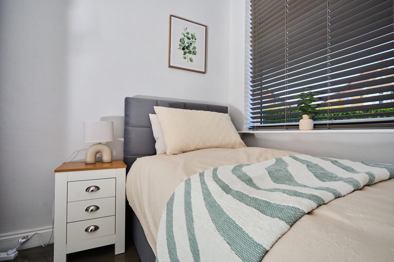 Holiday Homes Northampton | Family & Business Stays Book-spacious-holiday-homes-in-Northampton-with-free-parking.-Ideal-for-families,-contractors,-business-travel,-and-self-catering-stays.