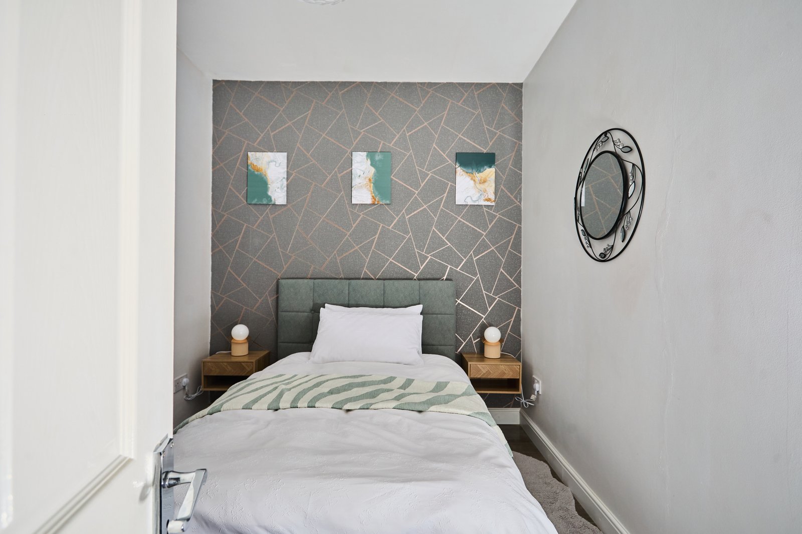 Holiday Homes Northampton | Family & Business Stays Book-spacious-holiday-homes-in-Northampton-with-free-parking.-Ideal-for-families,-contractors,-business-travel,-and-self-catering-stays.