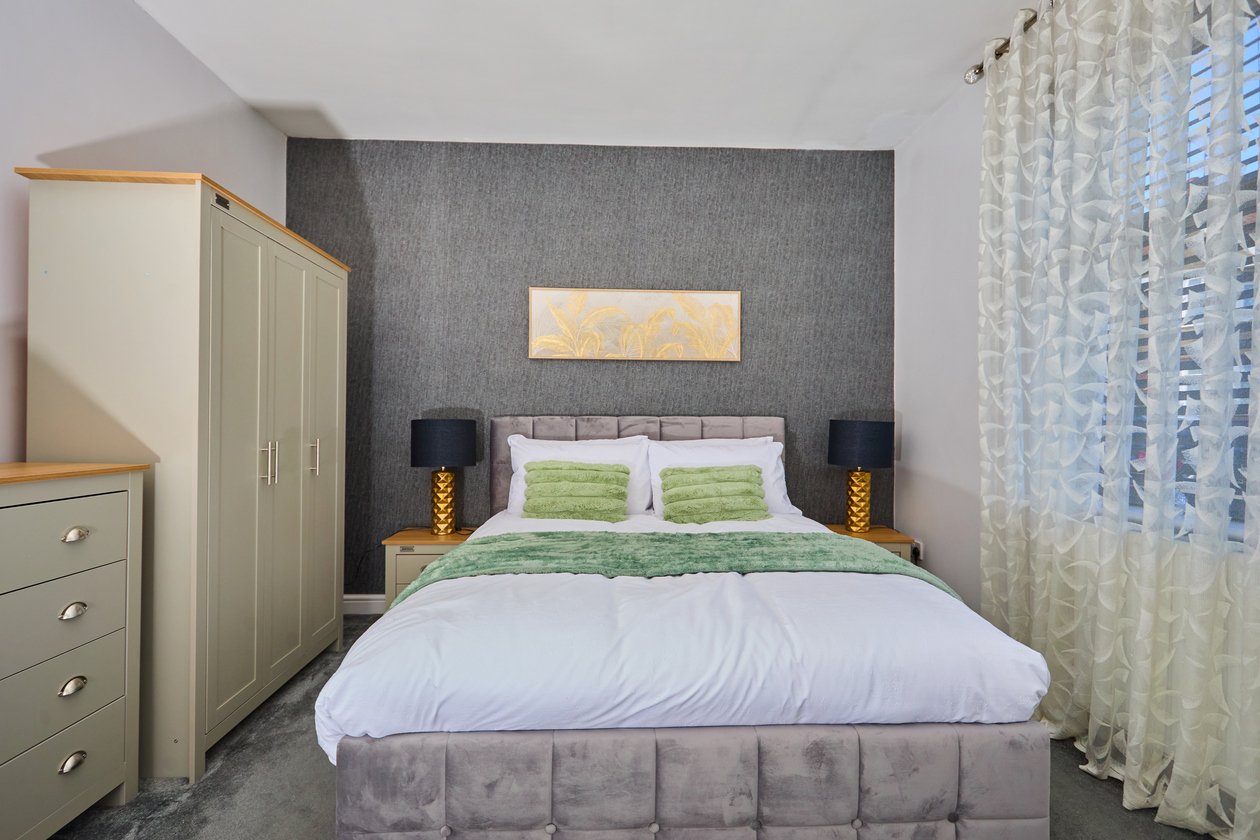 Holiday Homes Northampton | Family & Business Stays Book-spacious-holiday-homes-in-Northampton-with-free-parking.-Ideal-for-families,-contractors,-business-travel,-and-self-catering-stays.