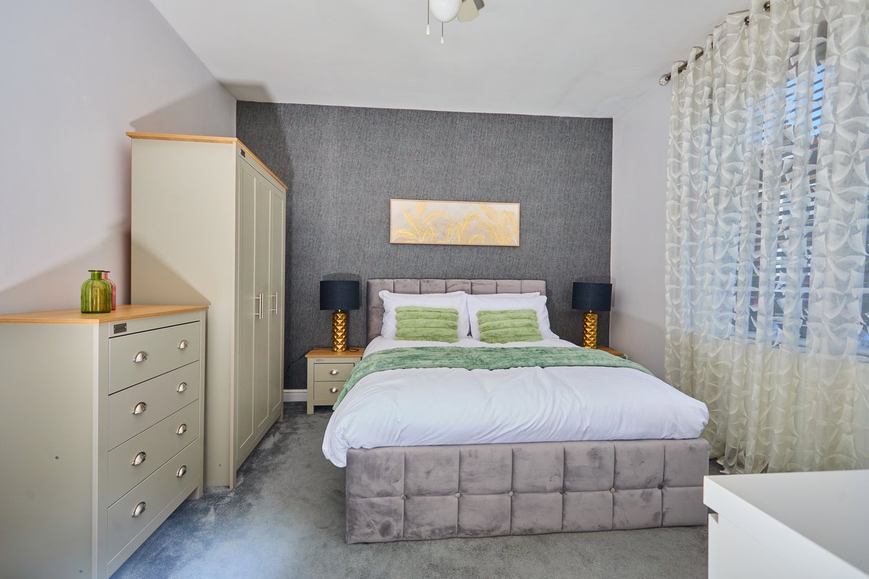 Holiday Homes Northampton | Family & Business Stays Book-spacious-holiday-homes-in-Northampton-with-free-parking.-Ideal-for-families,-contractors,-business-travel,-and-self-catering-stays.