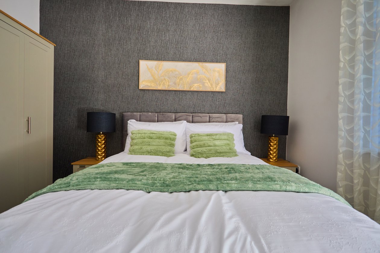 Holiday Homes Northampton | Family & Business Stays Book-spacious-holiday-homes-in-Northampton-with-free-parking.-Ideal-for-families,-contractors,-business-travel,-and-self-catering-stays.