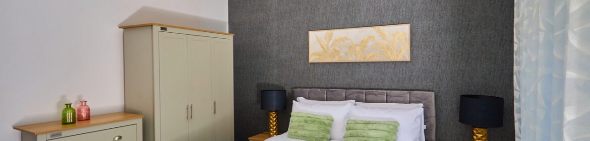 Book spacious holiday homes in Northampton with free parking. Ideal for families, contractors, business travel, and self-catering stays.