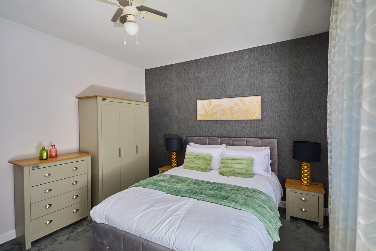 Book spacious holiday homes in Northampton with free parking. Ideal for families, contractors, business travel, and self-catering stays.