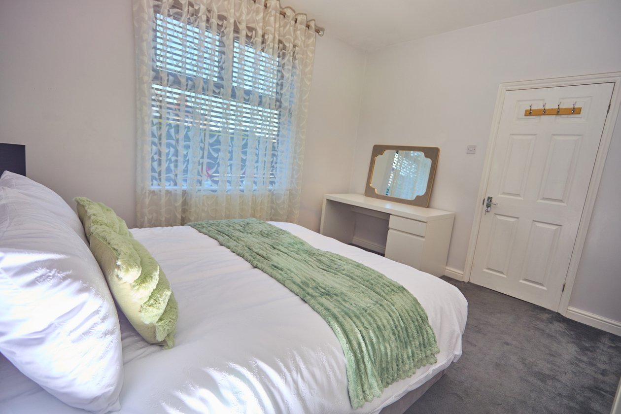 Holiday Homes Northampton | Family & Business Stays Book-spacious-holiday-homes-in-Northampton-with-free-parking.-Ideal-for-families,-contractors,-business-travel,-and-self-catering-stays.