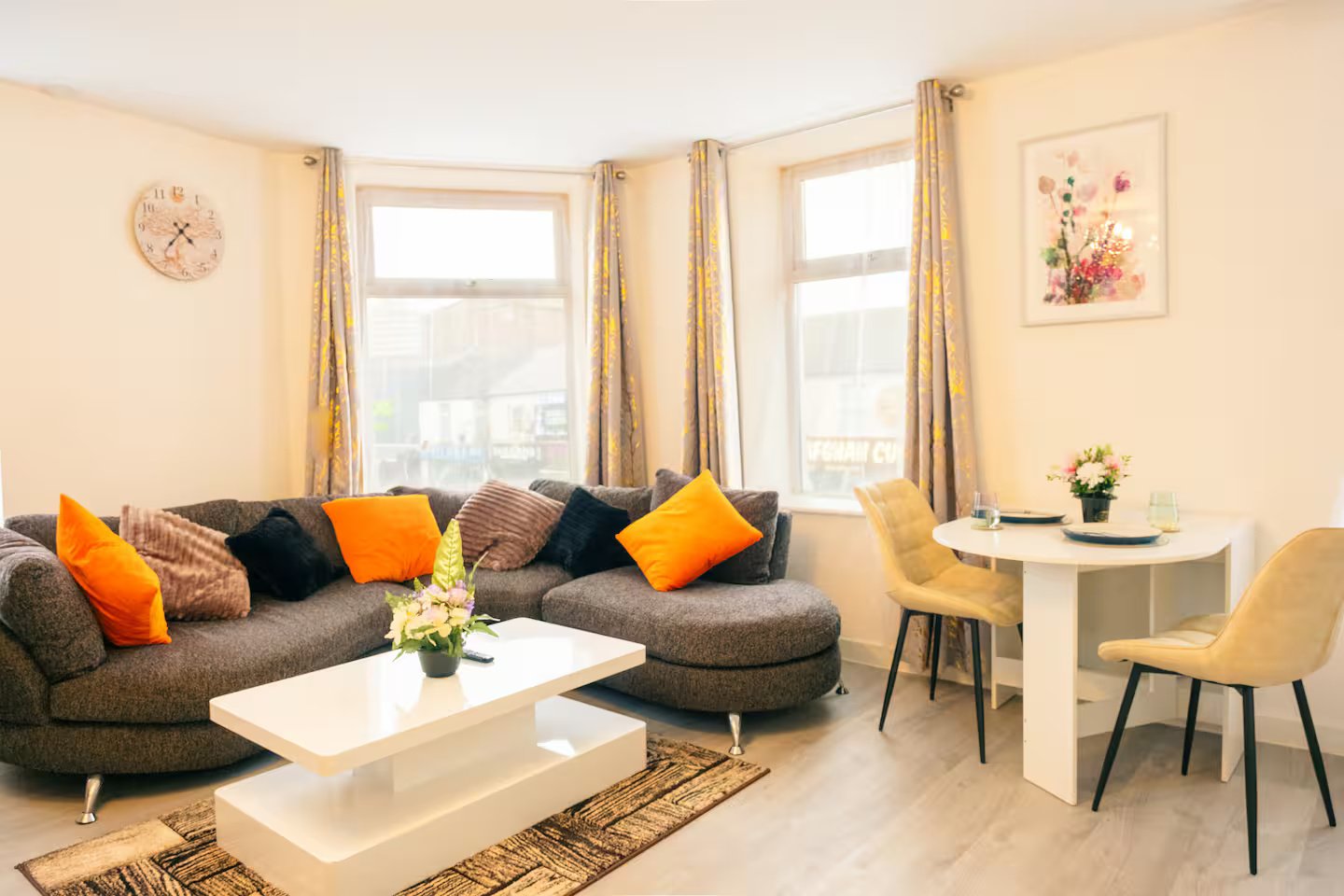 Book Cardiff City Centre Apartment on City Road, offering comfortable accommodation near Cardiff Castle, Bute Park, Cardiff University.