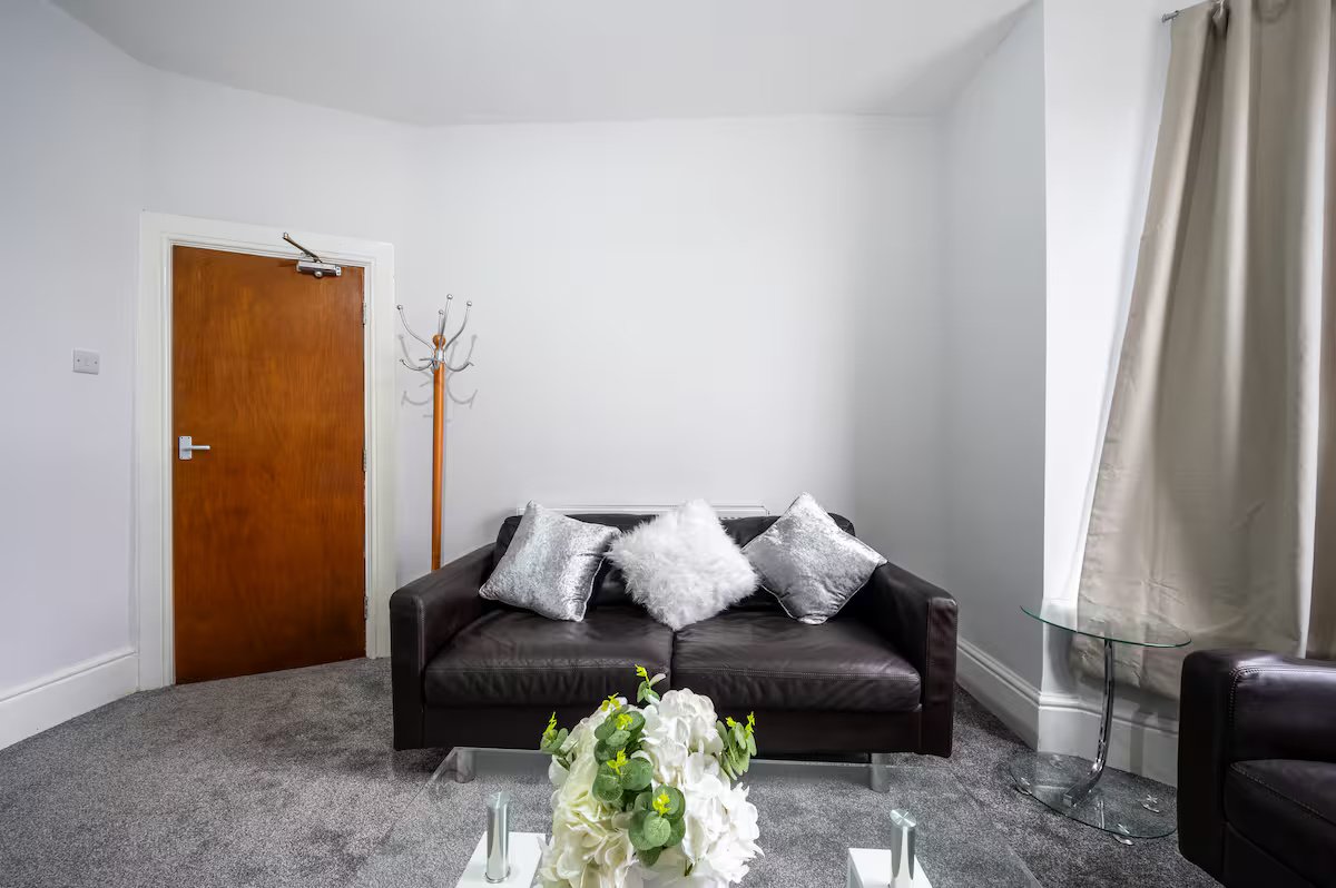 Large Furnished Apartments Sheffield | Group & Business Stays Stay-in-spacious-furnished-apartments-Sheffield-near-the-Peak-District-and-Sheffield-city-centre.-Ideal-for-groups-and-family-holidays.