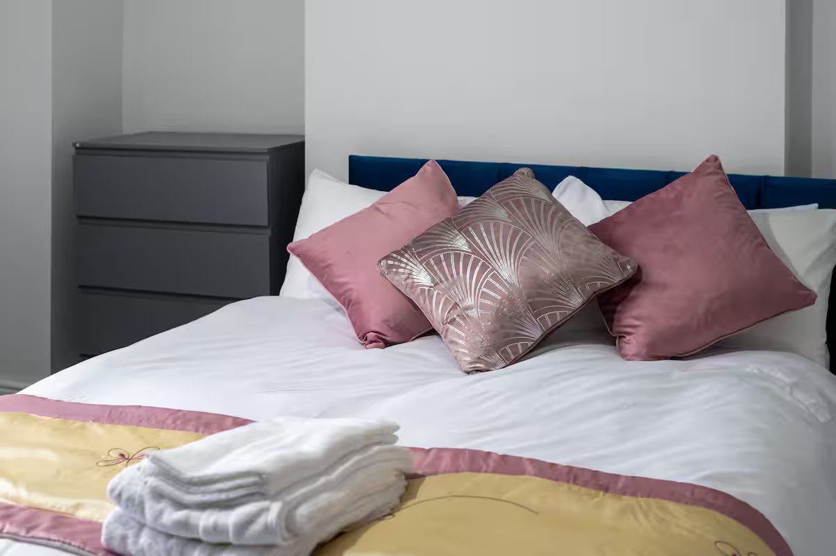 Large Furnished Apartments Sheffield | Group & Business Stays Stay-in-spacious-furnished-apartments-Sheffield-near-the-Peak-District-and-Sheffield-city-centre.-Ideal-for-groups-and-family-holidays.