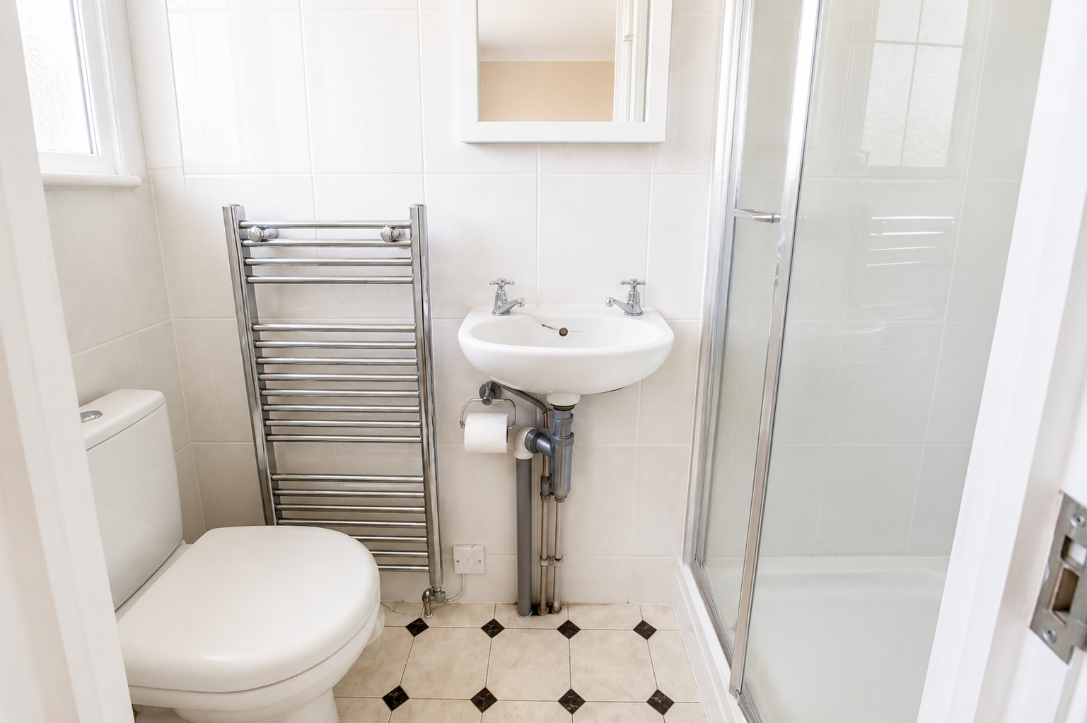 South London Accommodation | 6 Bed Holiday Home | Sleeps 11 South-London-accommodation-for-up-to-11-guests.-Enjoy-a-spacious-six-bed-holiday-home-for-weekly-or-monthly-rental-with-garden-and-free-parking.