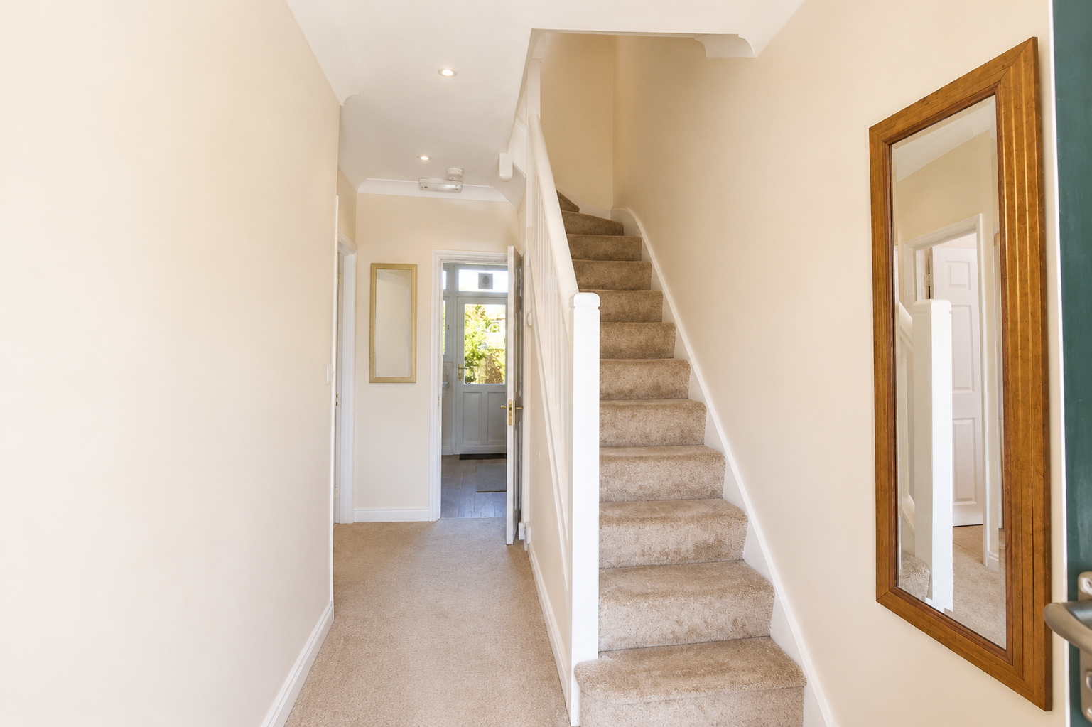 South London Accommodation | 6 Bed Holiday Home | Sleeps 11 South-London-accommodation-for-up-to-11-guests.-Enjoy-a-spacious-six-bed-holiday-home-for-weekly-or-monthly-rental-with-garden-and-free-parking.