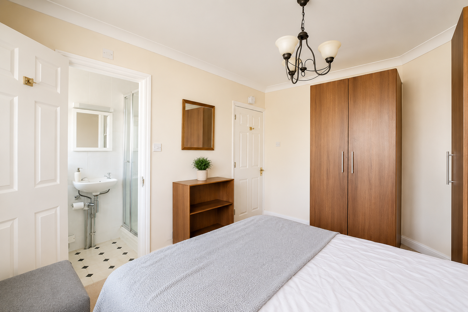 South London Accommodation | 6 Bed Holiday Home | Sleeps 11 South-London-accommodation-for-up-to-11-guests.-Enjoy-a-spacious-six-bed-holiday-home-for-weekly-or-monthly-rental-with-garden-and-free-parking.