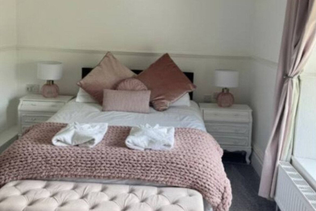 Wales Holiday Cottages | Furnished Apartment Urban Stay Wales-holiday-cottages-near-Swansea-for-groups.-Manor-Park-Country-House-sleeps-28,-ideal-for-family-breaks-and-South-Wales-holidays.