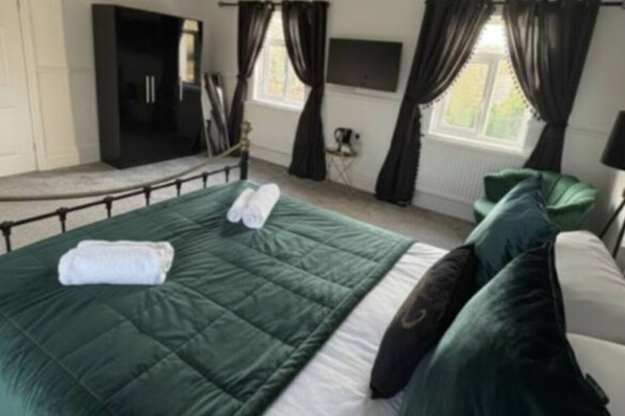 Wales Holiday Cottages | Furnished Apartment Urban Stay Wales-holiday-cottages-near-Swansea-for-groups.-Manor-Park-Country-House-sleeps-28,-ideal-for-family-breaks-and-South-Wales-holidays.