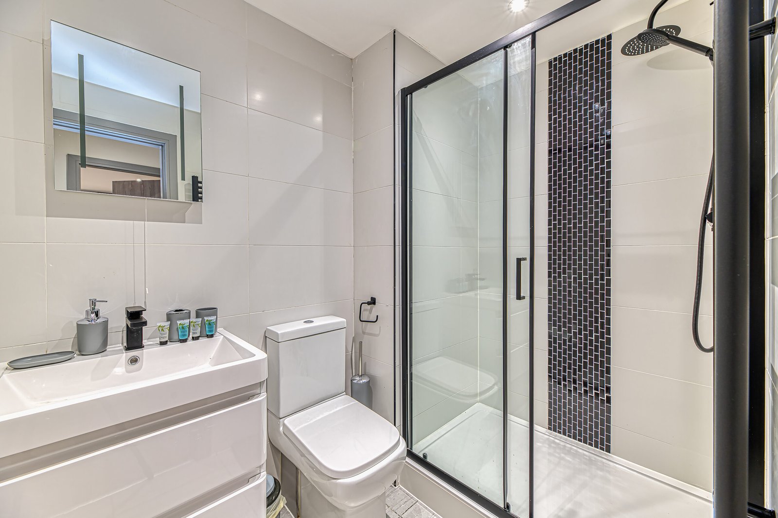 Serviced Accommodation Preston | Charles House City Centre Stay Stay-at-Charles-House,-offering-stylish-serviced-accommodation-in-Preston-with-self-catering-facilities,-Wi-Fi,-and-city-centre-access.