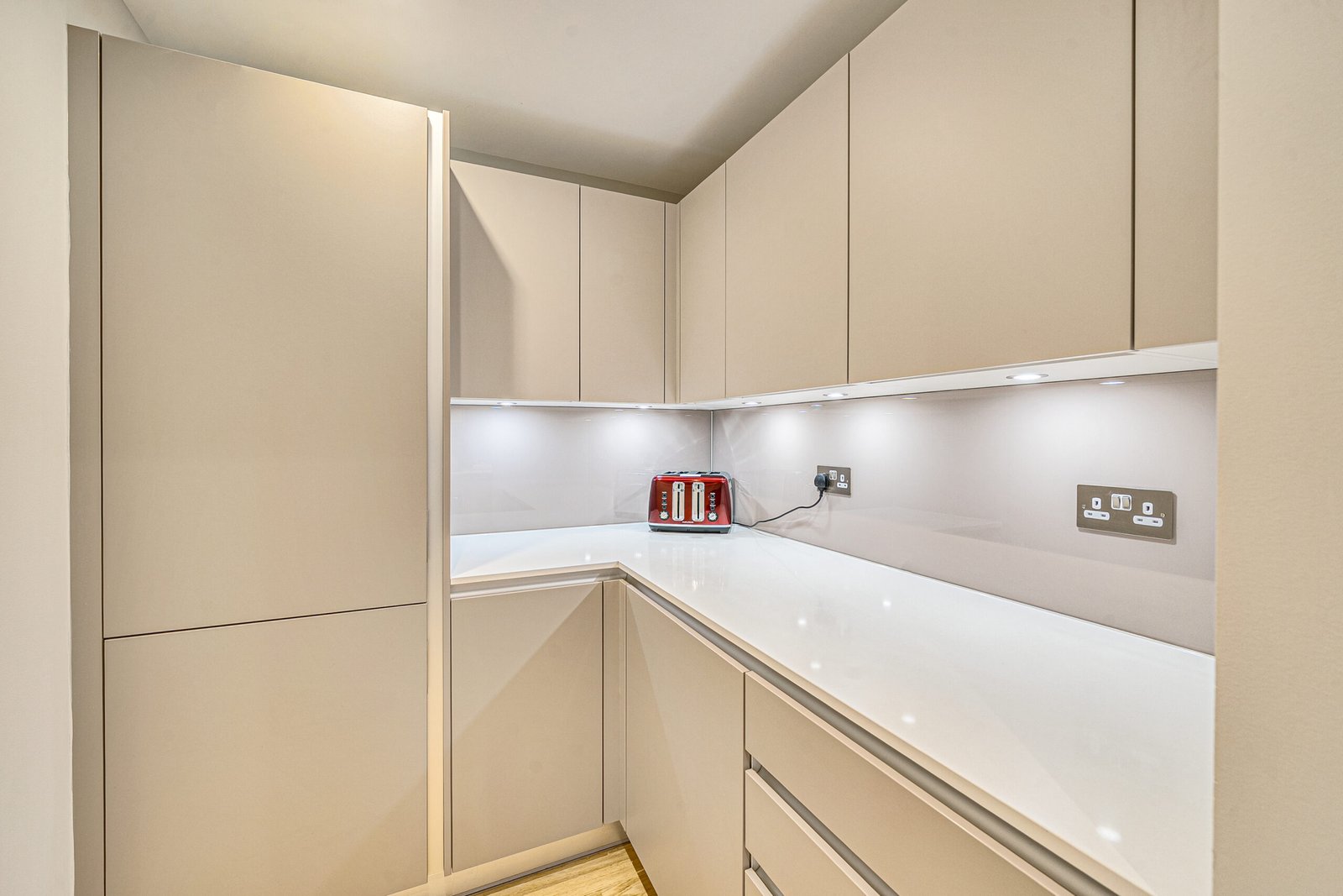 Accommodation in Elephant and Castle | London Apartments Book-accommodation-in-Elephant-and-Castle-with-stylish-serviced-apartments,-a-gym,-rooftop-terrace-and-fast-WiFi-near-Central-London.