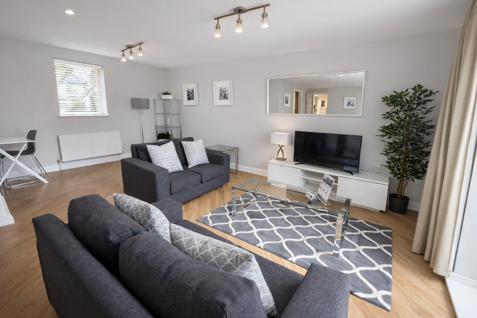Courtyard Living Room – 2 Bed.2 (1)
