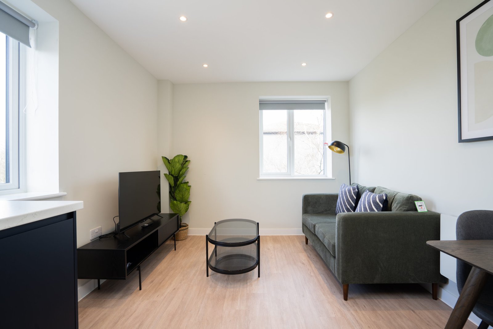 Contractor Accommodation Bristol | Filton Serviced Apartment Contractor-accommodation-in-Bristol-with-a-furnished-one-bedroom-apartment,-kitchen,-WiFi,-parking,-and-excellent-Filton-transport-links.