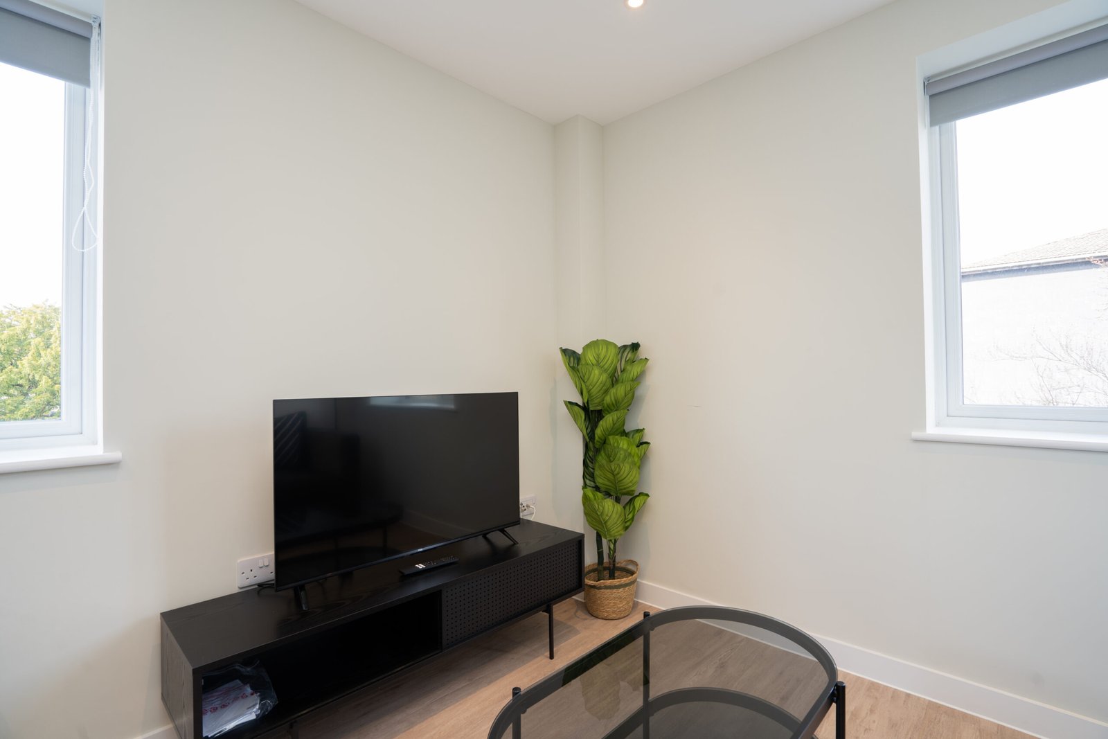Contractor Accommodation Bristol | Filton Serviced Apartment Contractor-accommodation-in-Bristol-with-a-furnished-one-bedroom-apartment,-kitchen,-WiFi,-parking,-and-excellent-Filton-transport-links.