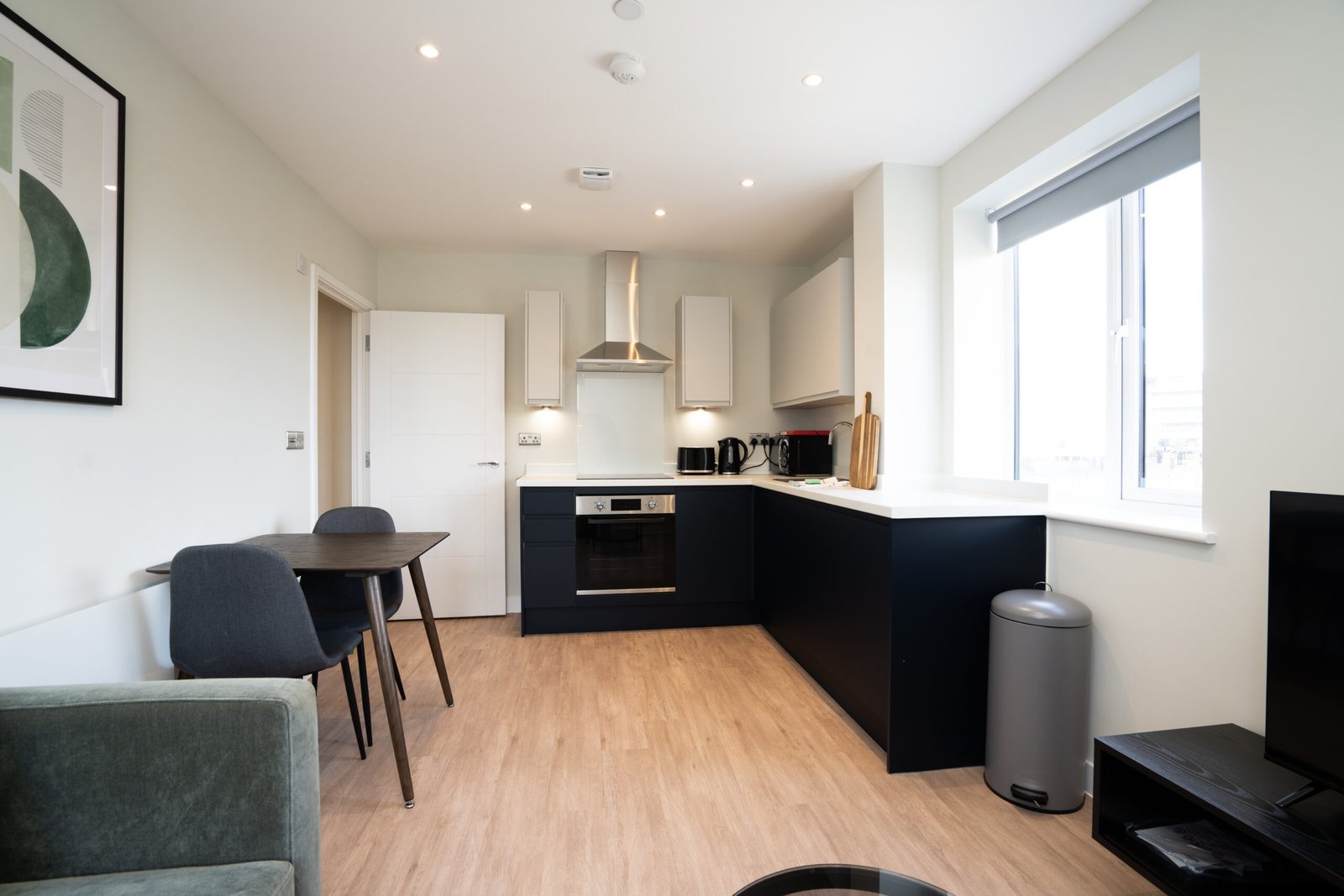 Contractor Accommodation Bristol | Filton Serviced Apartment Contractor-accommodation-in-Bristol-with-a-furnished-one-bedroom-apartment,-kitchen,-WiFi,-parking,-and-excellent-Filton-transport-links.