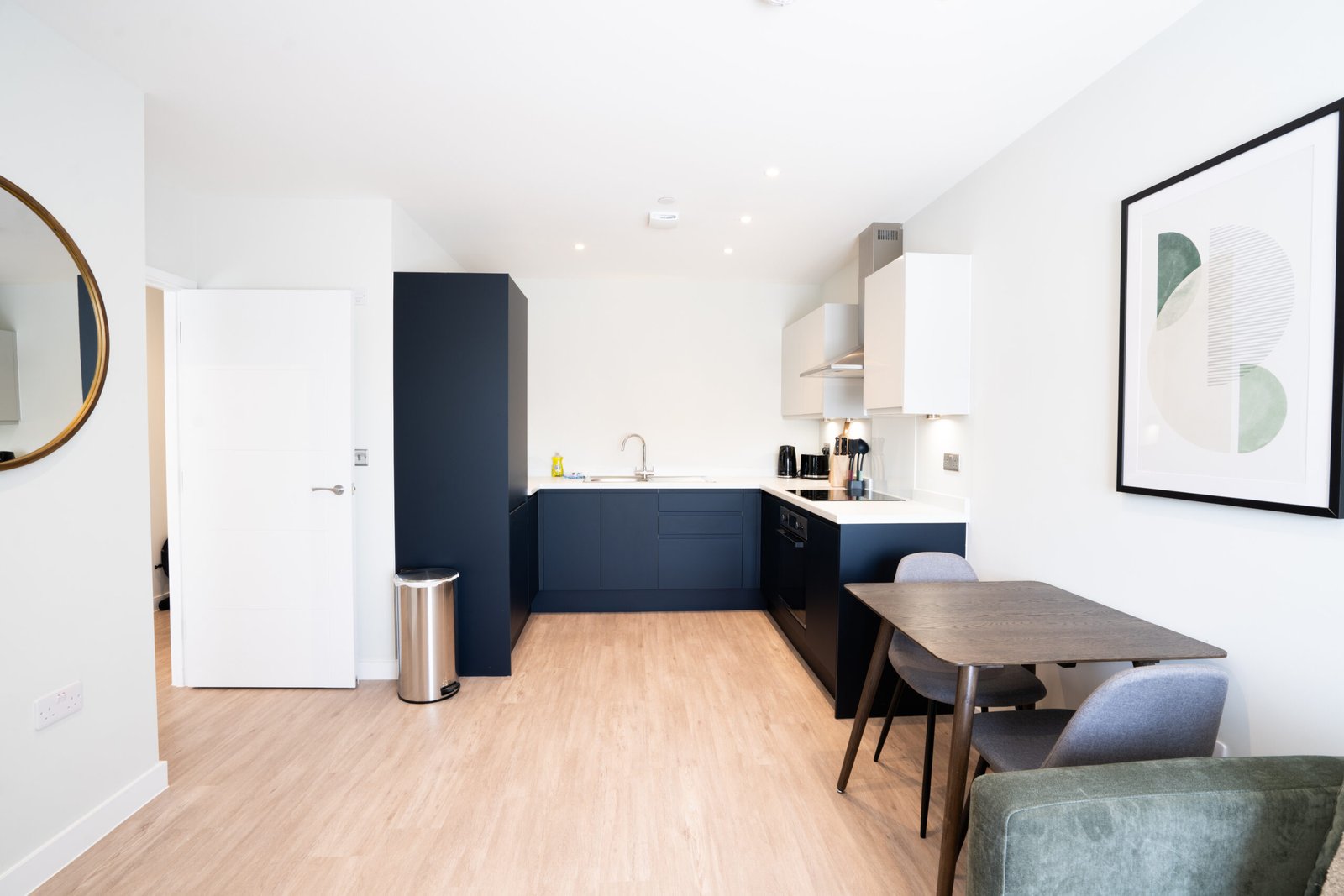 Contractor Accommodation Bristol | Filton Serviced Apartment Contractor-accommodation-in-Bristol-with-a-furnished-one-bedroom-apartment,-kitchen,-WiFi,-parking,-and-excellent-Filton-transport-links.