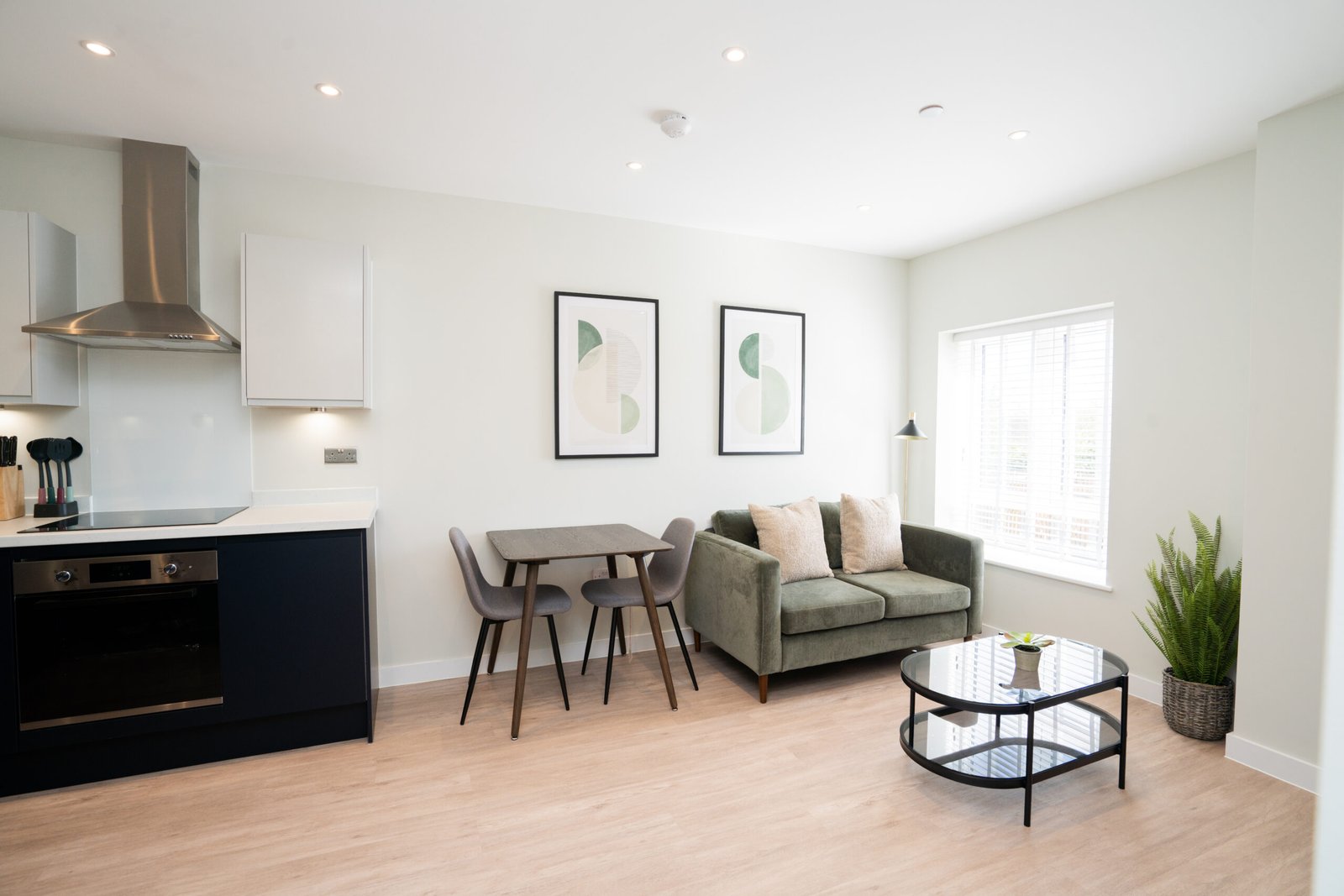 Contractor Accommodation Bristol | Filton Serviced Apartment Contractor-accommodation-in-Bristol-with-a-furnished-one-bedroom-apartment,-kitchen,-WiFi,-parking,-and-excellent-Filton-transport-links.