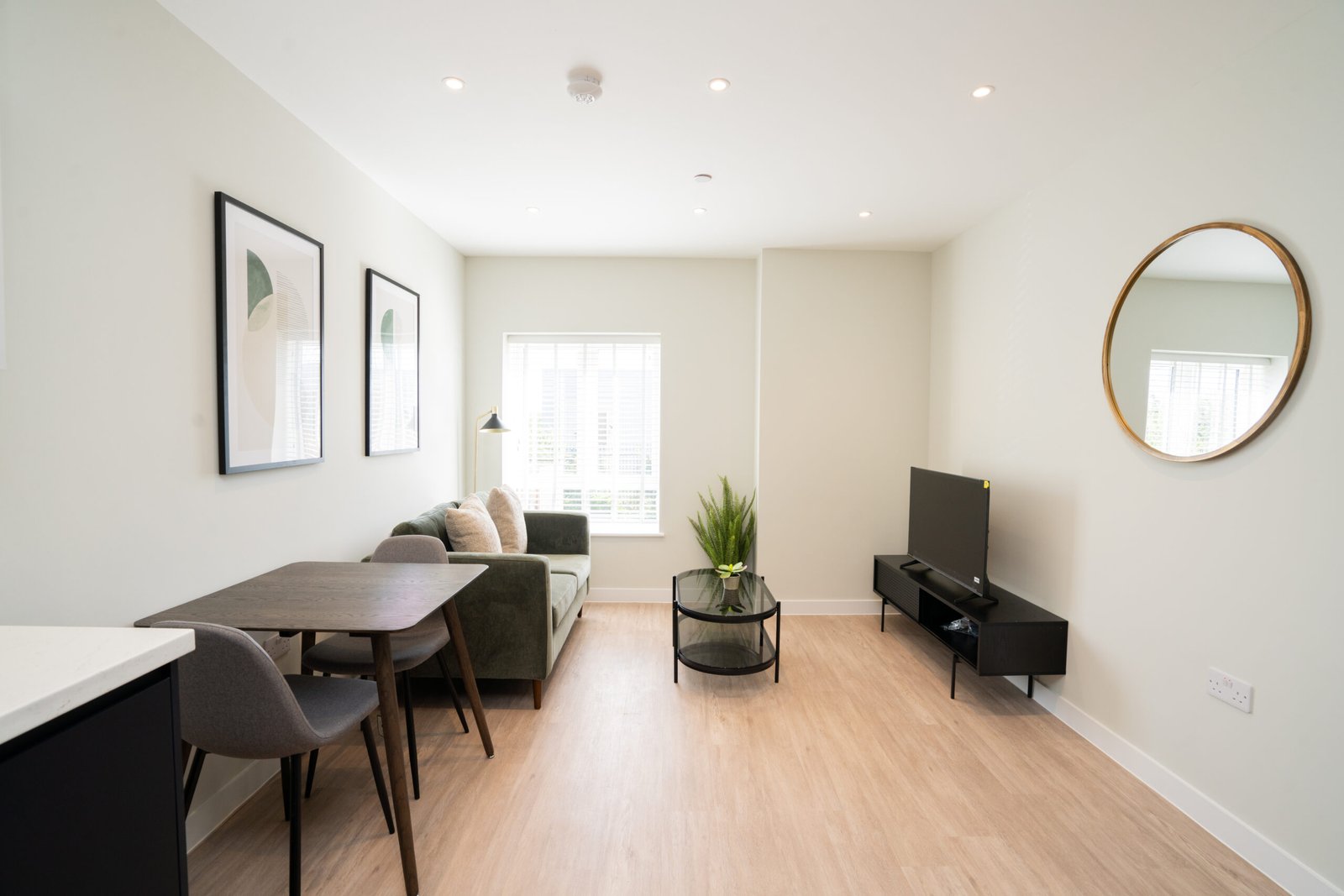 Contractor Accommodation Bristol | Filton Serviced Apartment Contractor-accommodation-in-Bristol-with-a-furnished-one-bedroom-apartment,-kitchen,-WiFi,-parking,-and-excellent-Filton-transport-links.