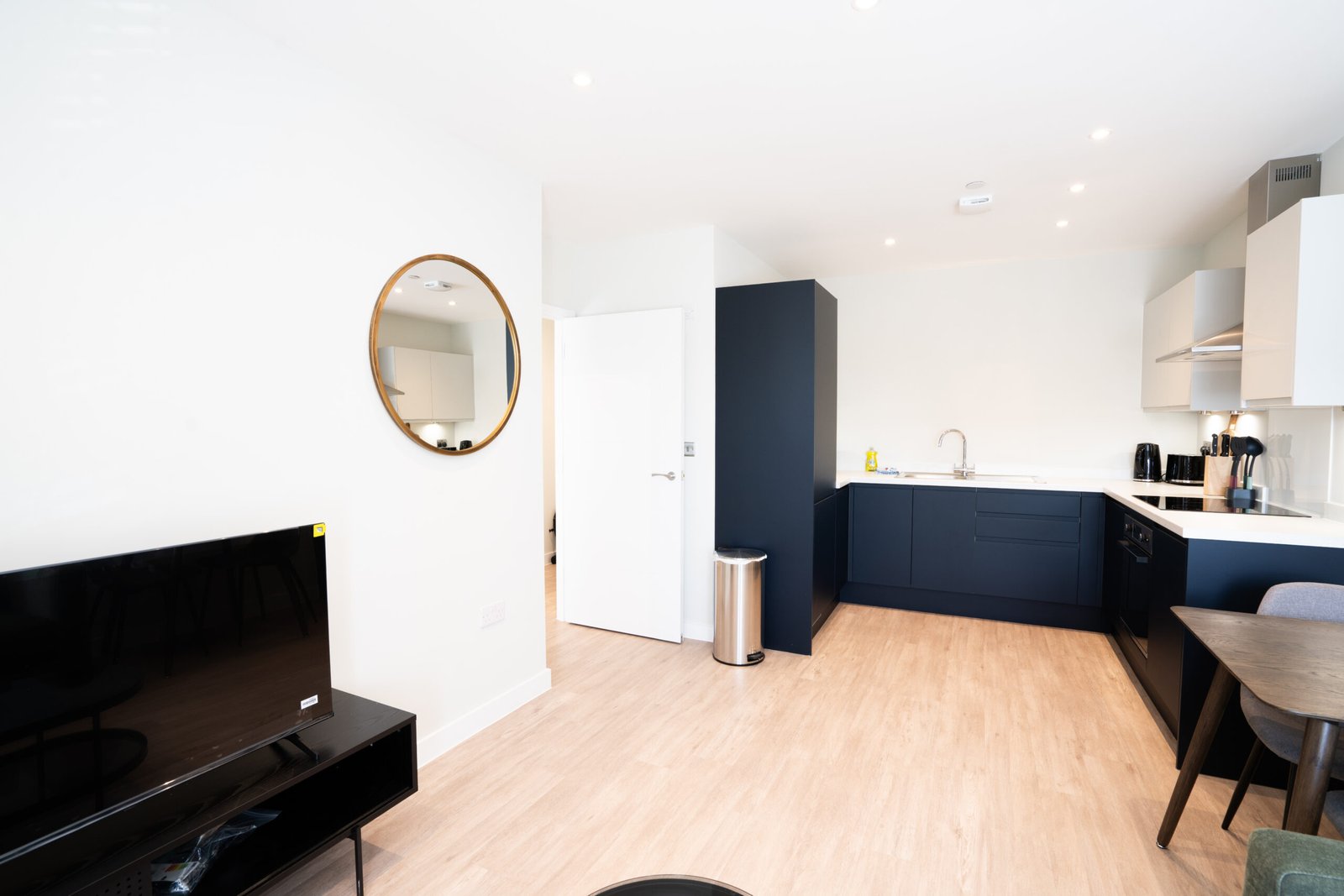 Contractor Accommodation Bristol | Filton Serviced Apartment Contractor-accommodation-in-Bristol-with-a-furnished-one-bedroom-apartment,-kitchen,-WiFi,-parking,-and-excellent-Filton-transport-links.