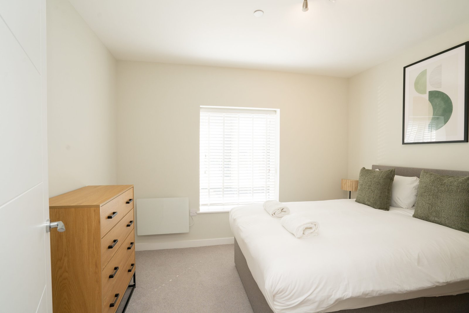 Contractor Accommodation Bristol | Filton Serviced Apartment Contractor-accommodation-in-Bristol-with-a-furnished-one-bedroom-apartment,-kitchen,-WiFi,-parking,-and-excellent-Filton-transport-links.