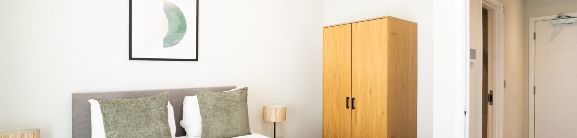 Contractor Accommodation Bristol | Filton Serviced Apartment Contractor accommodation in Bristol with a furnished one-bedroom apartment, kitchen, WiFi, parking, and excellent Filton transport links.