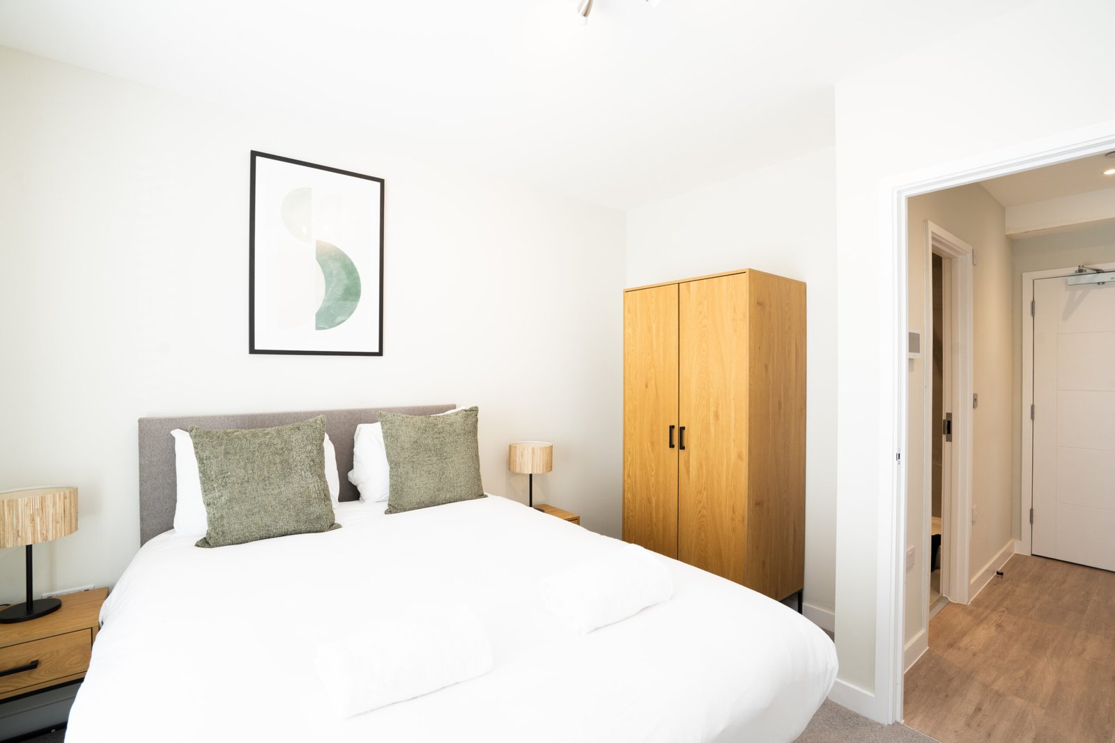 Contractor Accommodation Bristol | Filton Serviced Apartment Contractor-accommodation-in-Bristol-with-a-furnished-one-bedroom-apartment,-kitchen,-WiFi,-parking,-and-excellent-Filton-transport-links.