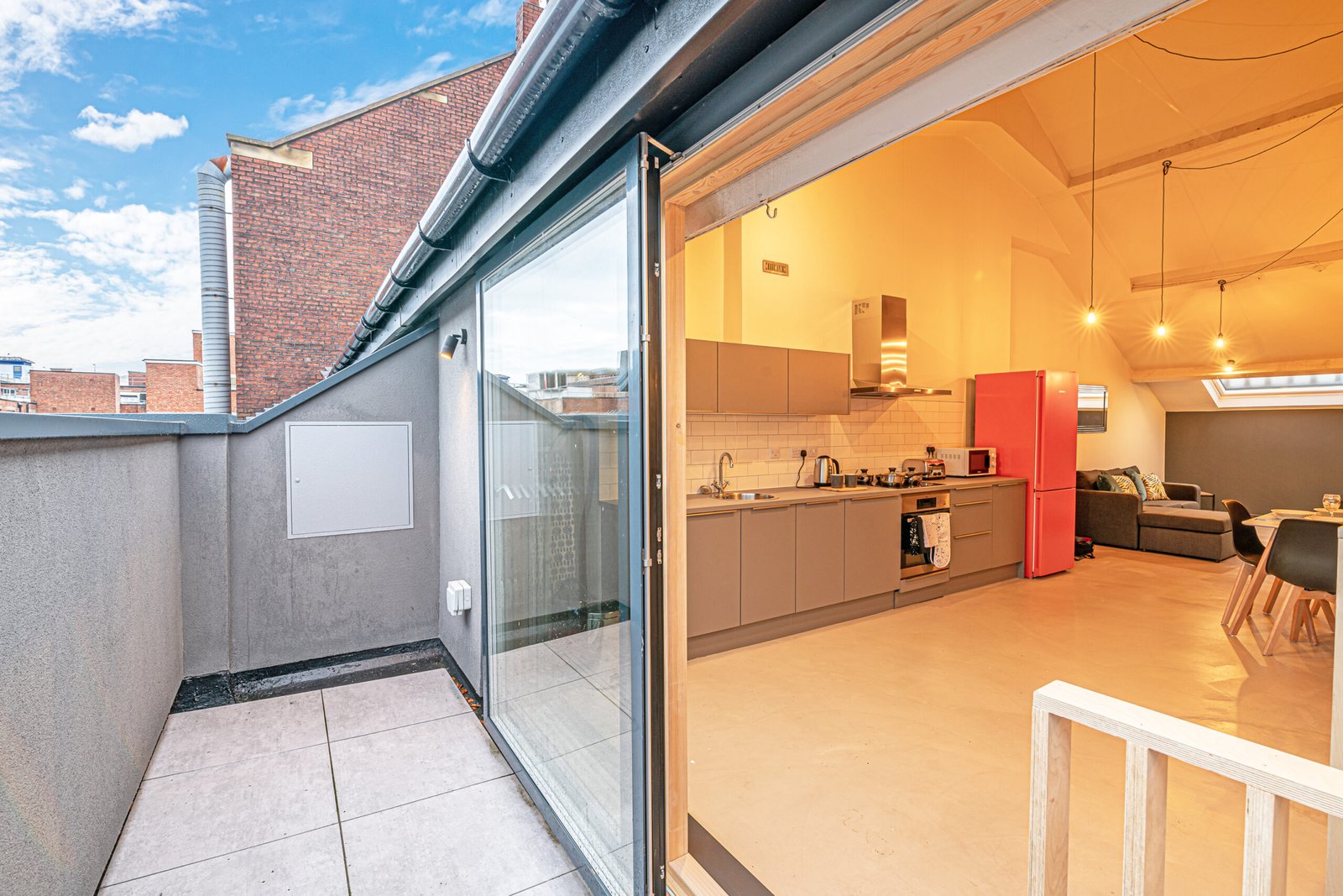 Preston City Centre Accommodation | 2-Bedroom Loft Apartment Preston-city-centre-accommodation-with-two-bedrooms,-parking,-WiFi,-kitchen-and-luxury-bathroom.-Ideal-for-corporate-lets-&-short-stays.