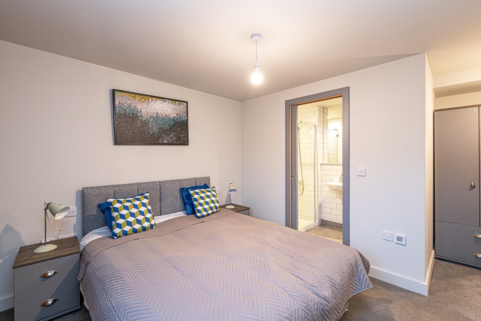 Preston City Centre Accommodation | 2-Bedroom Loft Apartment Preston-city-centre-accommodation-with-two-bedrooms,-parking,-WiFi,-kitchen-and-luxury-bathroom.-Ideal-for-corporate-lets-&-short-stays.