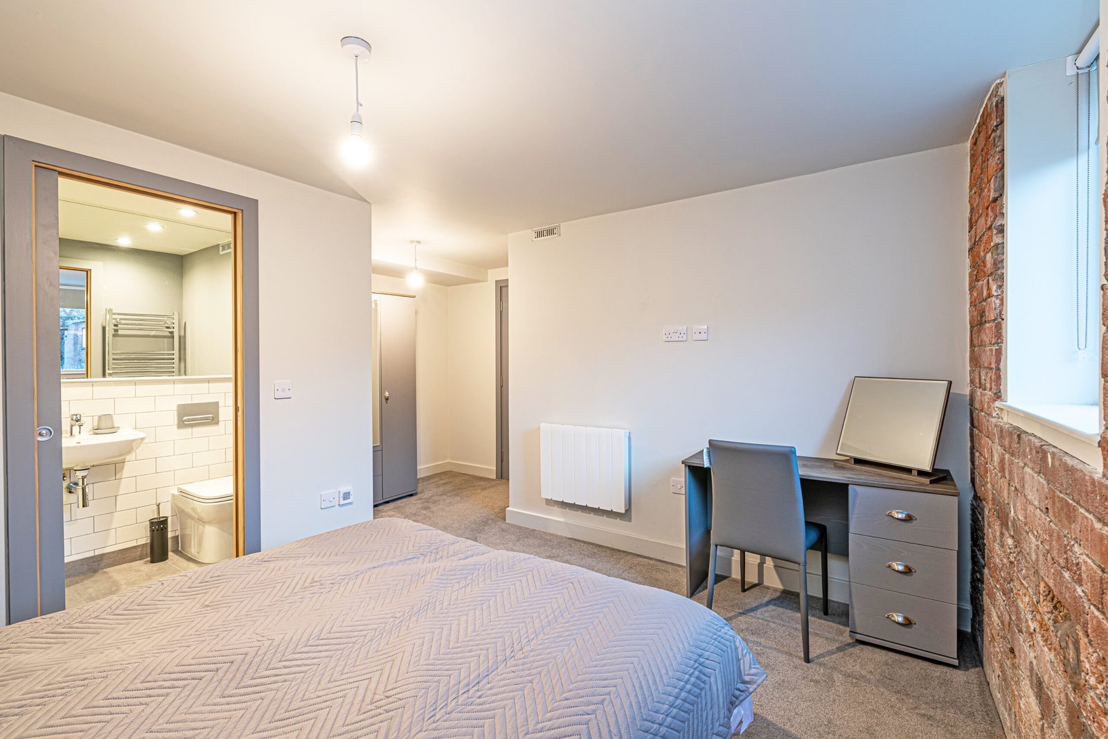 Preston City Centre Accommodation | 2-Bedroom Loft Apartment Preston-city-centre-accommodation-with-two-bedrooms,-parking,-WiFi,-kitchen-and-luxury-bathroom.-Ideal-for-corporate-lets-&-short-stays.