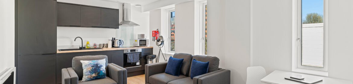 Serviced Accommodation Stockport | Central Studio Stay Choose serviced accommodation in Stockport with a modern studio, full kitchen, washer-dryer, & convenient access to Stockport Station.