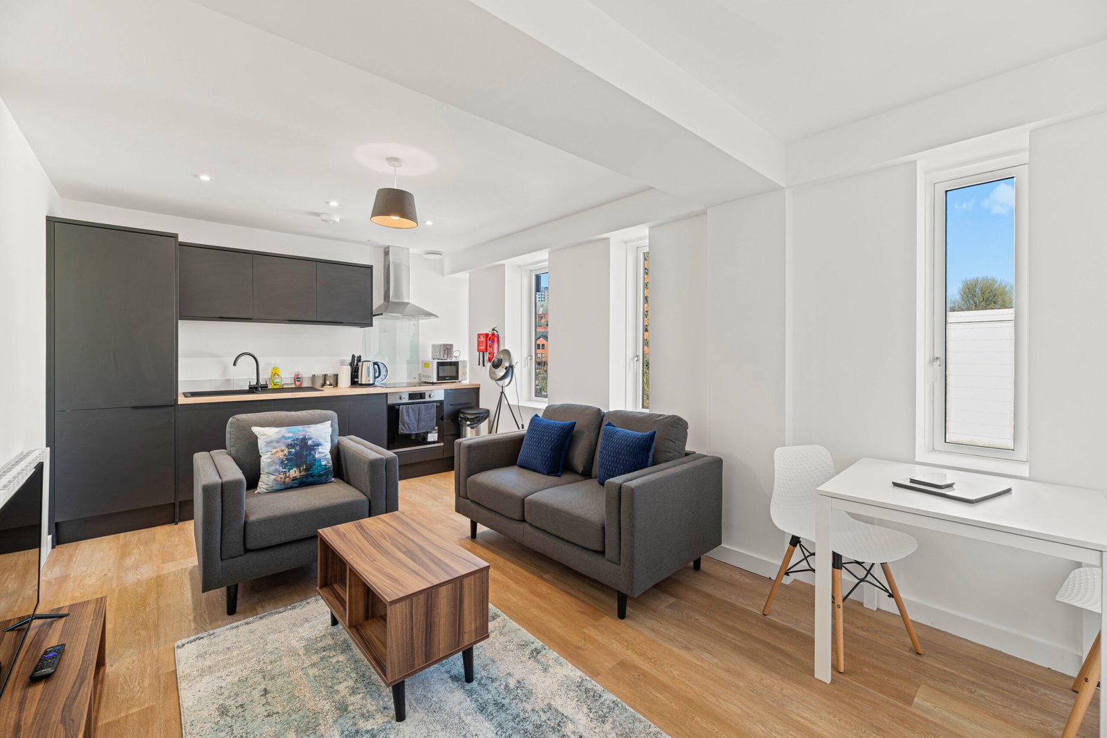 Serviced Accommodation Stockport | Central Studio Stay Choose-serviced-accommodation-in-Stockport-with-a-modern-studio,-full-kitchen,-washer-dryer,-&-convenient-access-to-Stockport-Station.