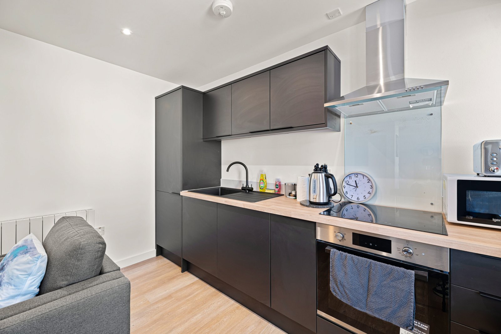 Serviced Accommodation Stockport | Central Studio Stay Choose-serviced-accommodation-in-Stockport-with-a-modern-studio,-full-kitchen,-washer-dryer,-&-convenient-access-to-Stockport-Station.
