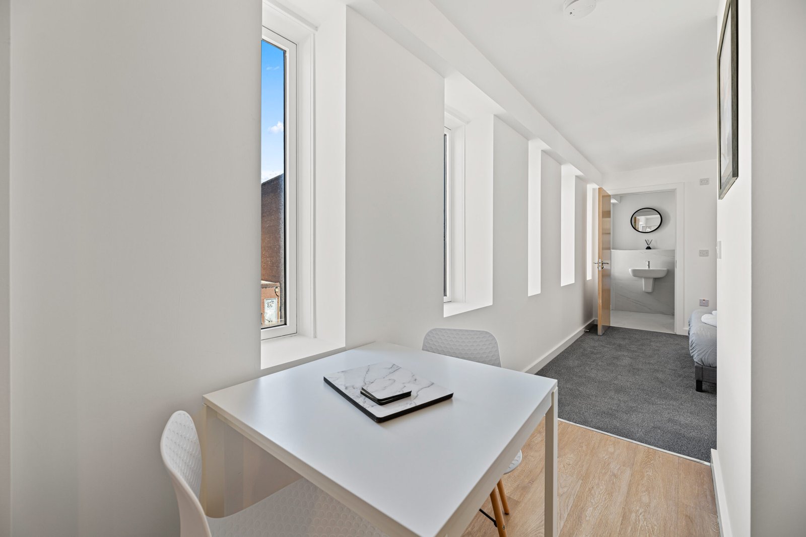 Serviced Accommodation Stockport | Central Studio Stay Choose-serviced-accommodation-in-Stockport-with-a-modern-studio,-full-kitchen,-washer-dryer,-&-convenient-access-to-Stockport-Station.