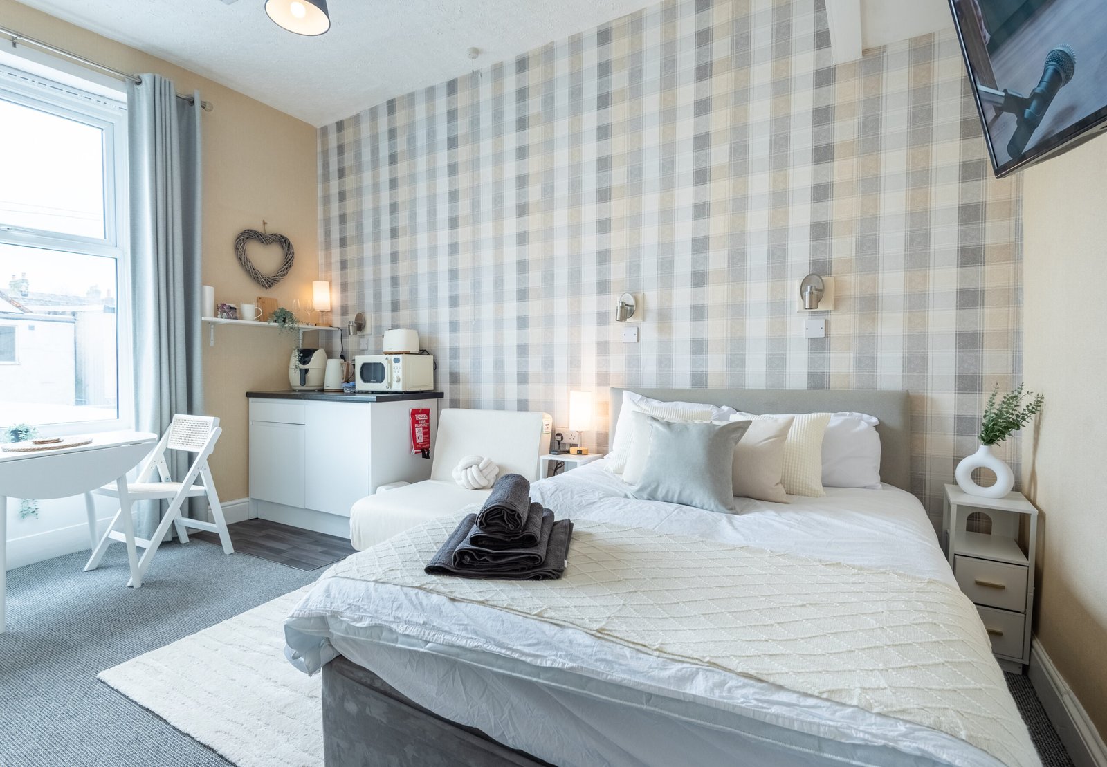 Short Stay Apartments Blackpool – Bayview Apartment Morecambe Short-stay-apartments-Blackpool-are-near-Morecambe-Bay.-Bayview-Apartment-is-fully-furnished-and-available-for-weekly-and-monthly-rentals