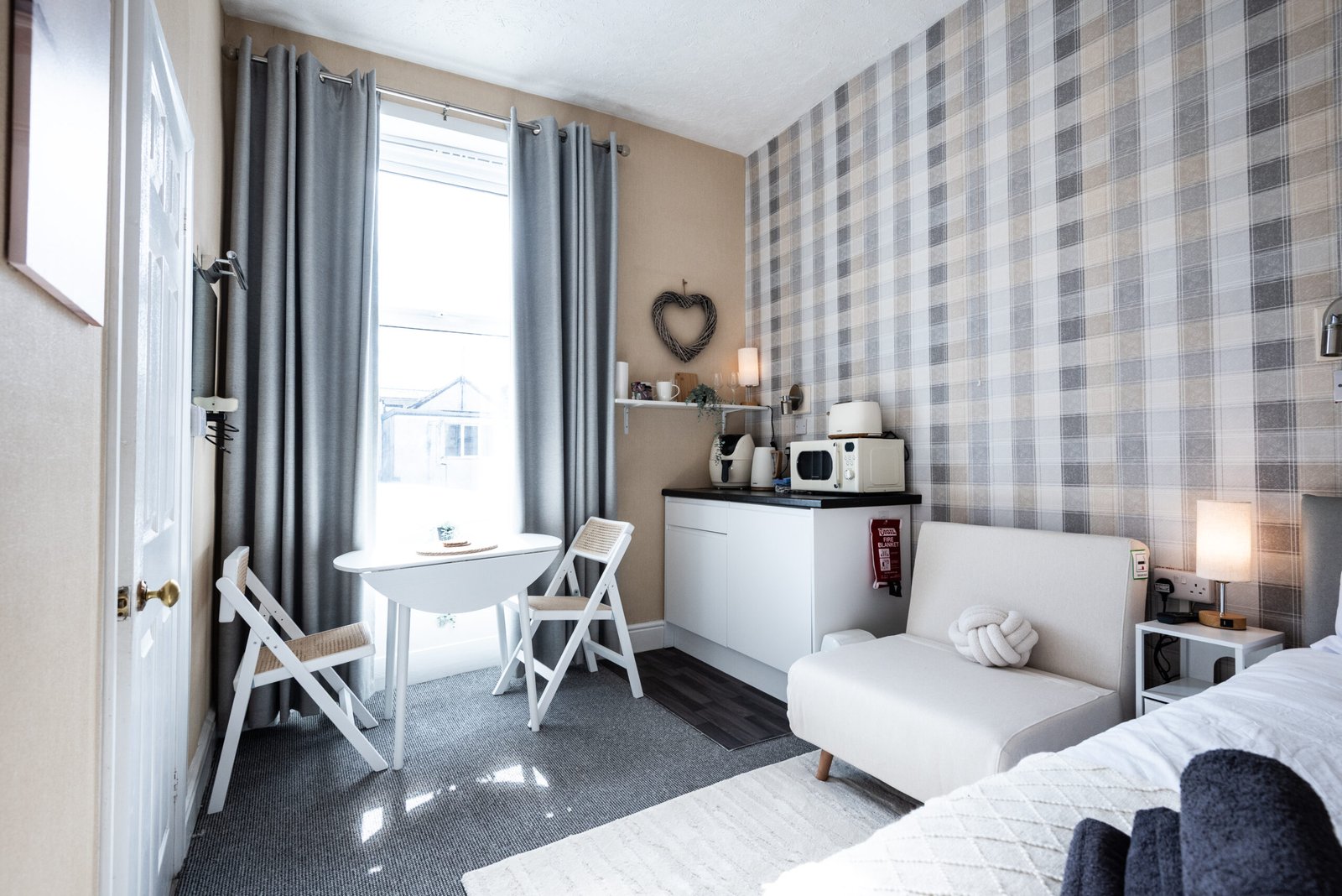 Short Stay Apartments Blackpool – Bayview Apartment Morecambe Short-stay-apartments-Blackpool-are-near-Morecambe-Bay.-Bayview-Apartment-is-fully-furnished-and-available-for-weekly-and-monthly-rentals