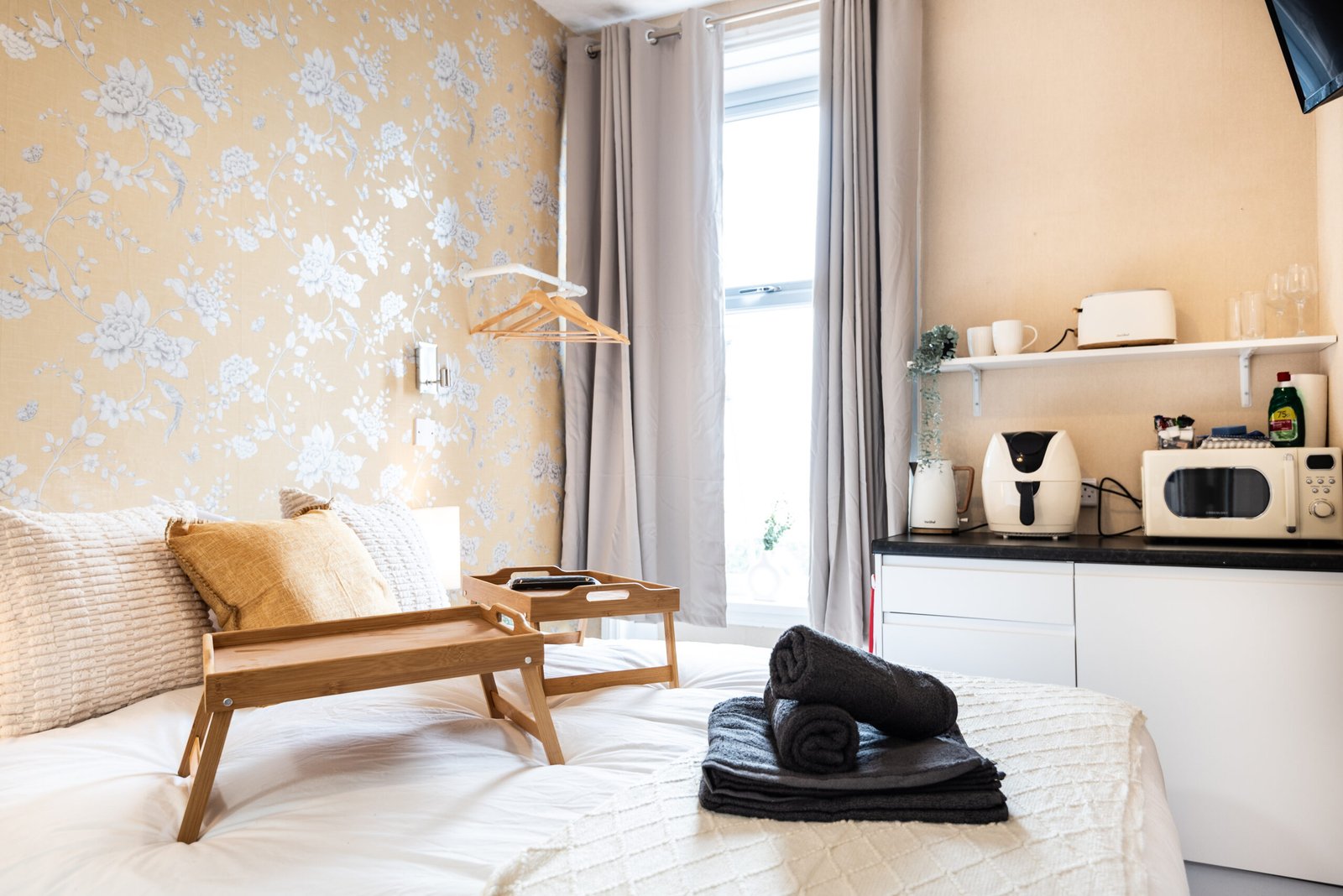 Furnished Apartments Blackpool | Bayview Morecambe Seafront Book-furnished-apartments-near-Morecambe-Bay.-Enjoy-self-catering-facilities,-sea-views,-en-suite-comfort-and-flexible-short-stays.