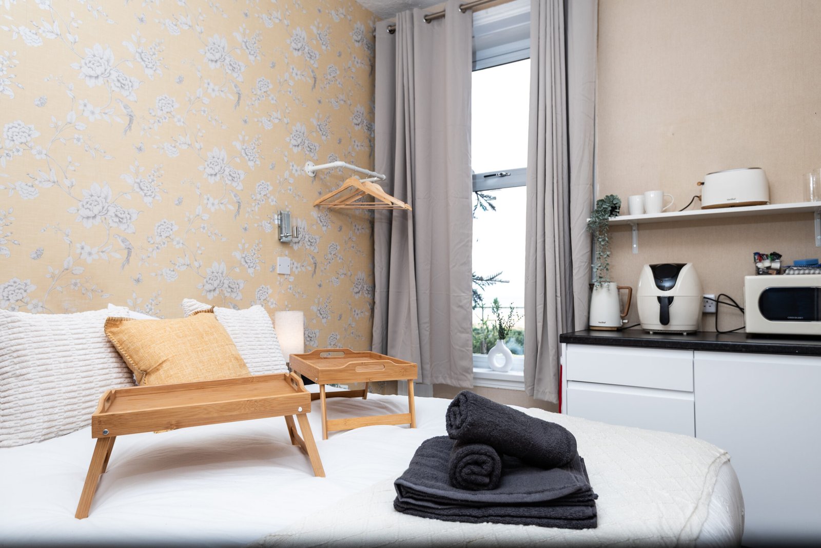 Furnished Apartments Blackpool | Bayview Morecambe Seafront Book-furnished-apartments-near-Morecambe-Bay.-Enjoy-self-catering-facilities,-sea-views,-en-suite-comfort-and-flexible-short-stays.