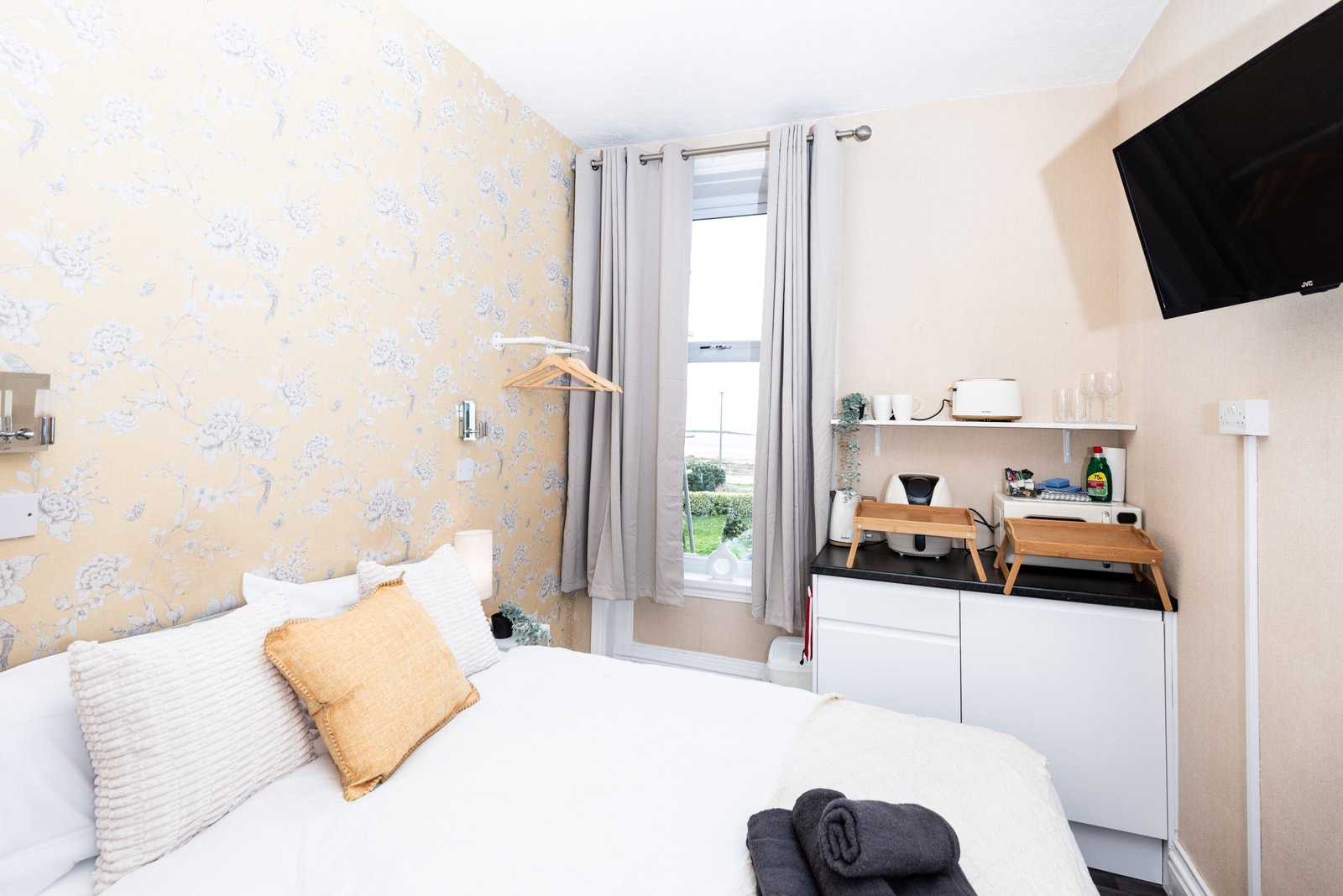 Furnished Apartments Blackpool | Bayview Morecambe Seafront Book-furnished-apartments-near-Morecambe-Bay.-Enjoy-self-catering-facilities,-sea-views,-en-suite-comfort-and-flexible-short-stays.
