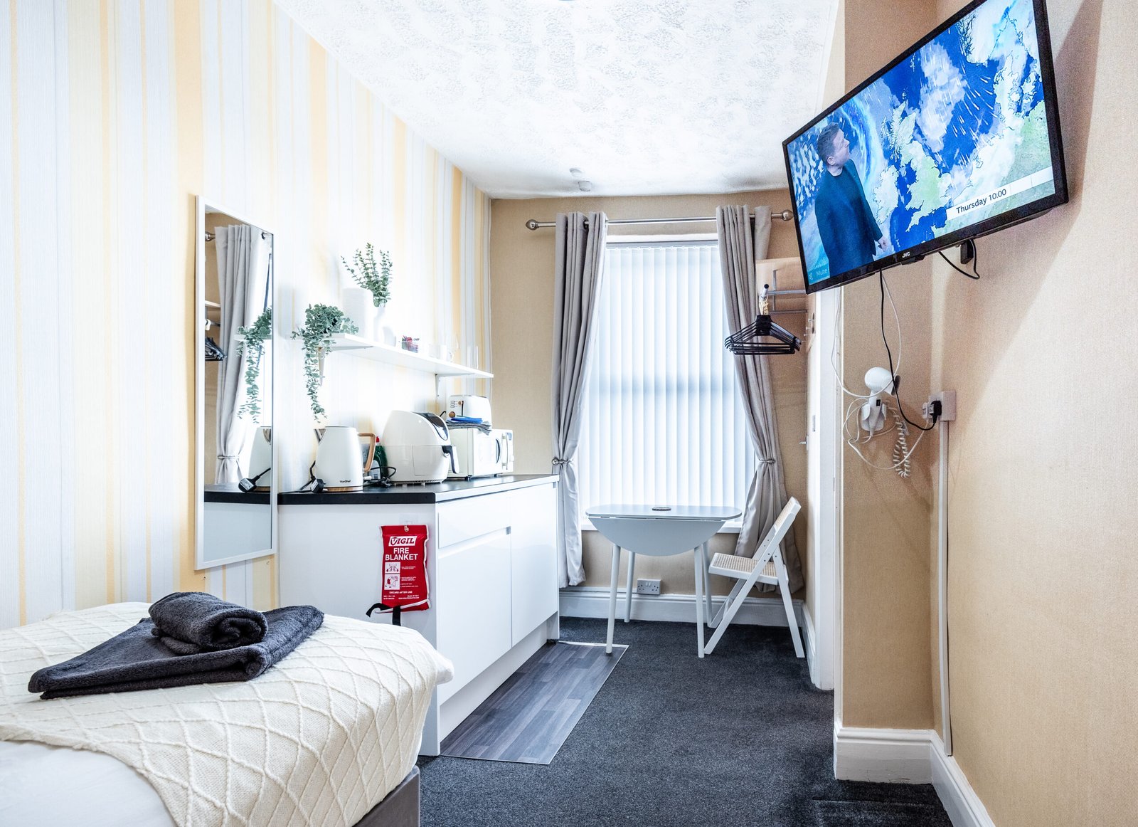 Business Accommodation Blackpool | Morecambe Coastal Studio Business-accommodation-near-Blackpool-with-a-coastal-studio,-free-parking,-WiFi-and-self-catering-facilities-in-Morecambe,-Lancashire.