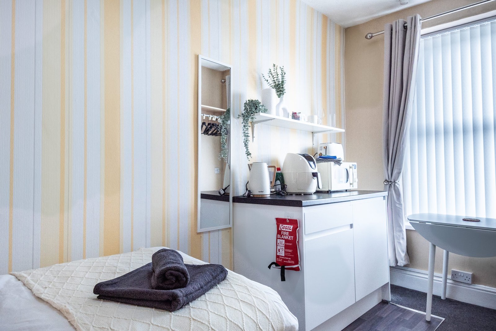 Business Accommodation Blackpool | Morecambe Coastal Studio Business-accommodation-near-Blackpool-with-a-coastal-studio,-free-parking,-WiFi-and-self-catering-facilities-in-Morecambe,-Lancashire.