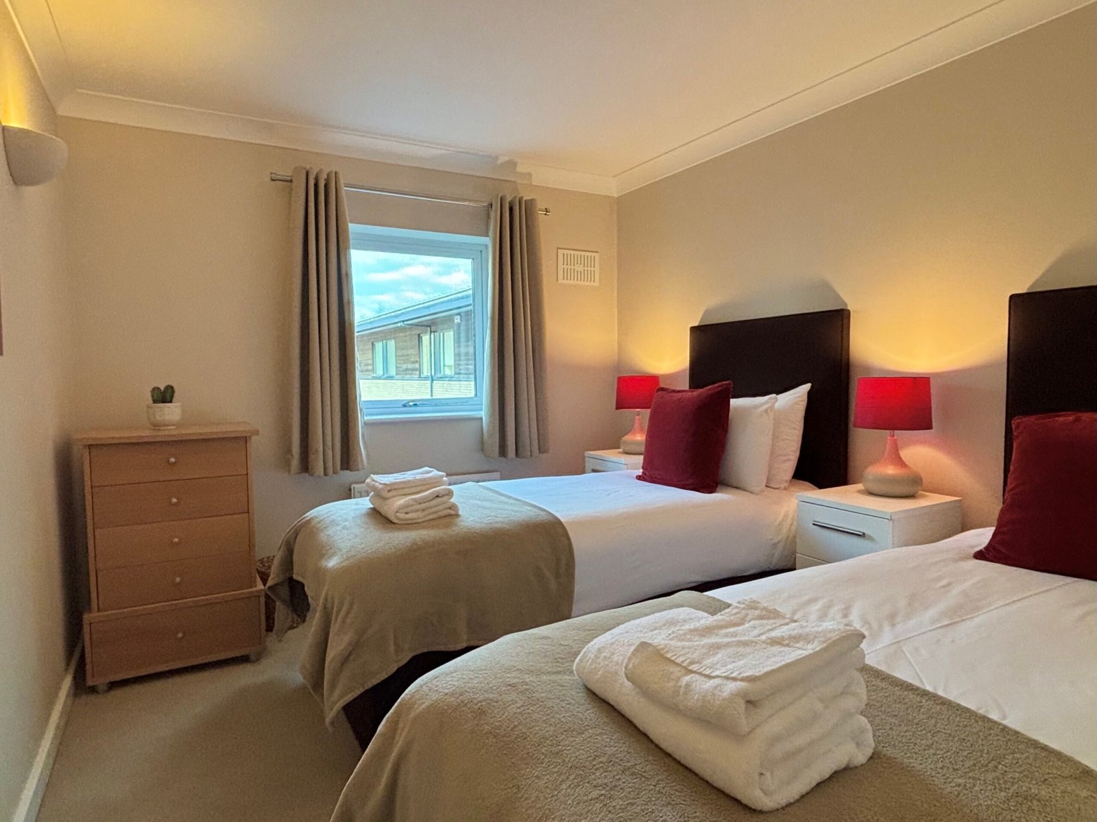 Cambridge Corporate Accommodation – Cherry Hinton | Urban Stay Looking-for-the-best-short-let-accommodation-in-Cambridge?-Book-this-Cambridge-Corporate-Accommodation.-Cheap-direct-rates