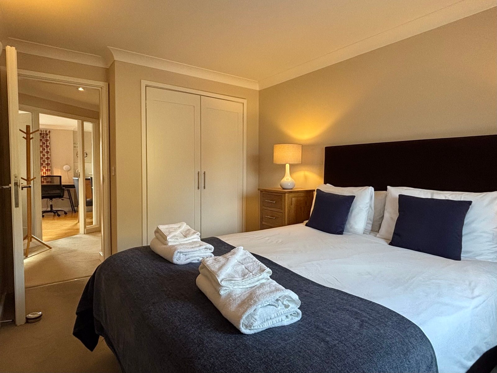 Cambridge Corporate Accommodation – Cherry Hinton | Urban Stay Looking-for-the-best-short-let-accommodation-in-Cambridge?-Book-this-Cambridge-Corporate-Accommodation.-Cheap-direct-rates