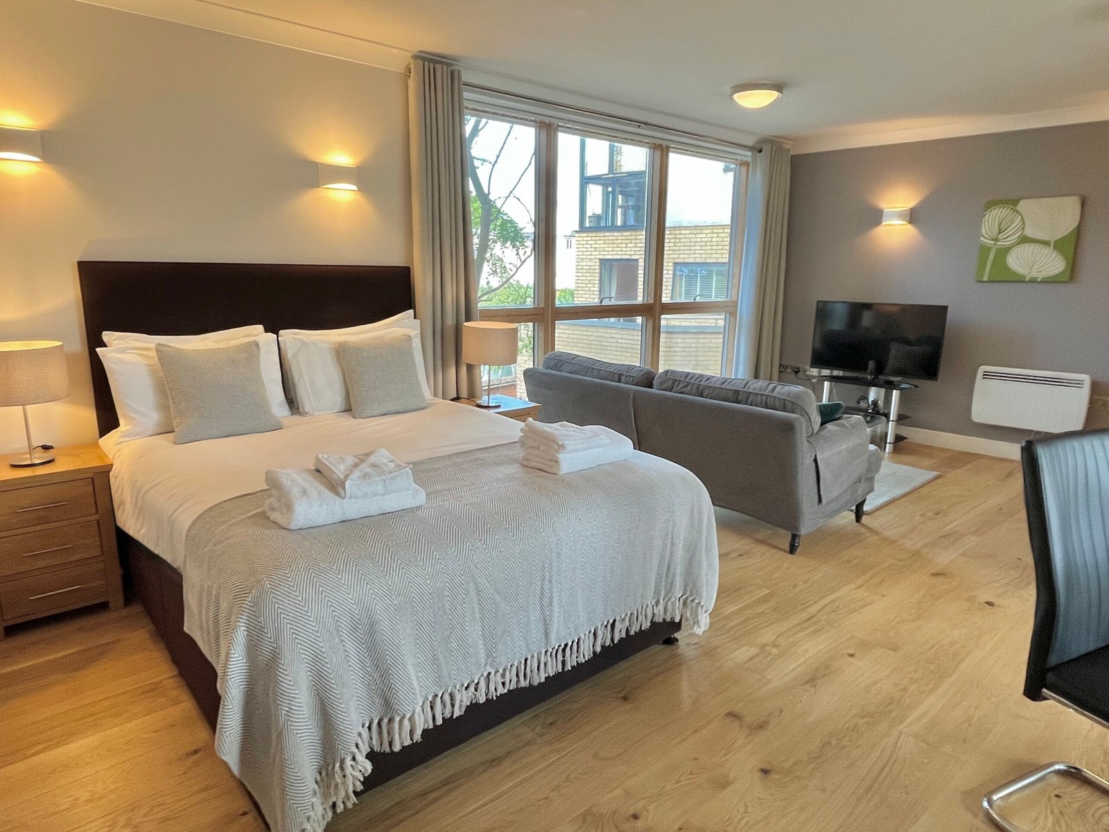 Petersfield Serviced Apartments – Wellington Street | Urban Stay Book-Petersfield-serviced-apartments-with-balconies,-kitchens,-WiFi,-and-easy-access-to-Cambridge-Station.Ideal-for-business-&-extended-stays.