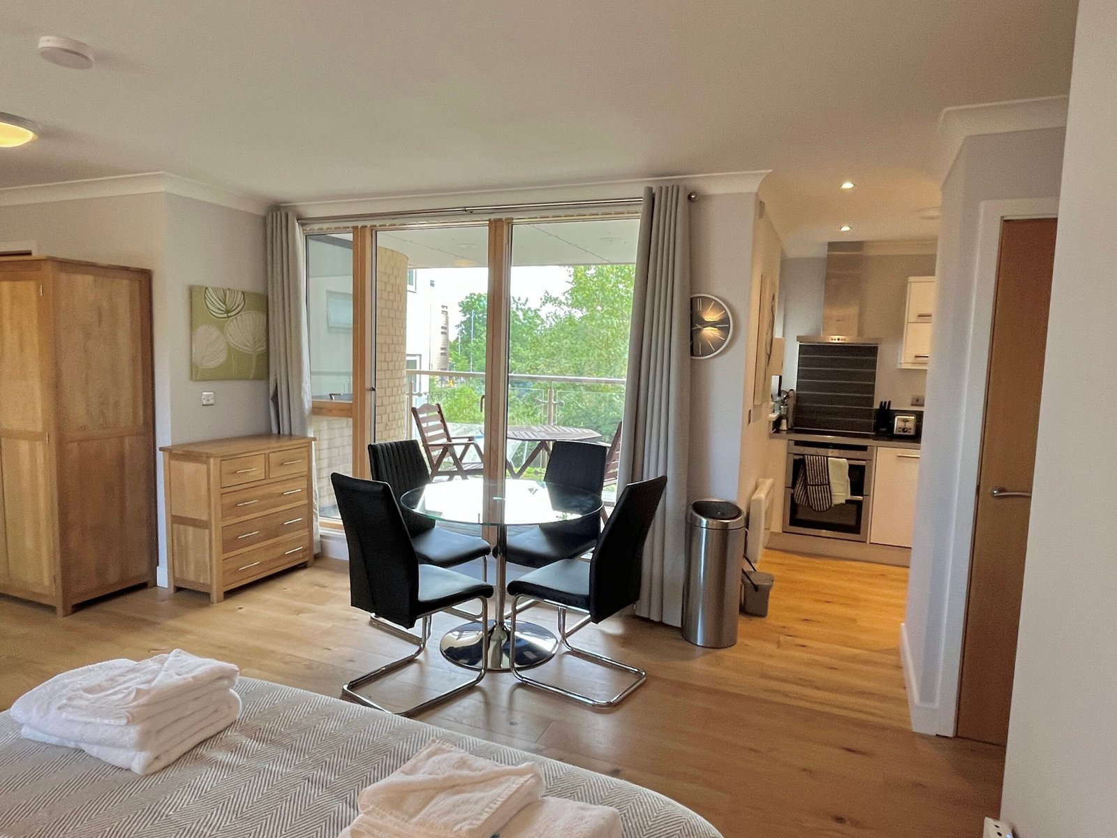 Petersfield Serviced Apartments – Wellington Street | Urban Stay Book-Petersfield-serviced-apartments-with-balconies,-kitchens,-WiFi,-and-easy-access-to-Cambridge-Station.Ideal-for-business-&-extended-stays.