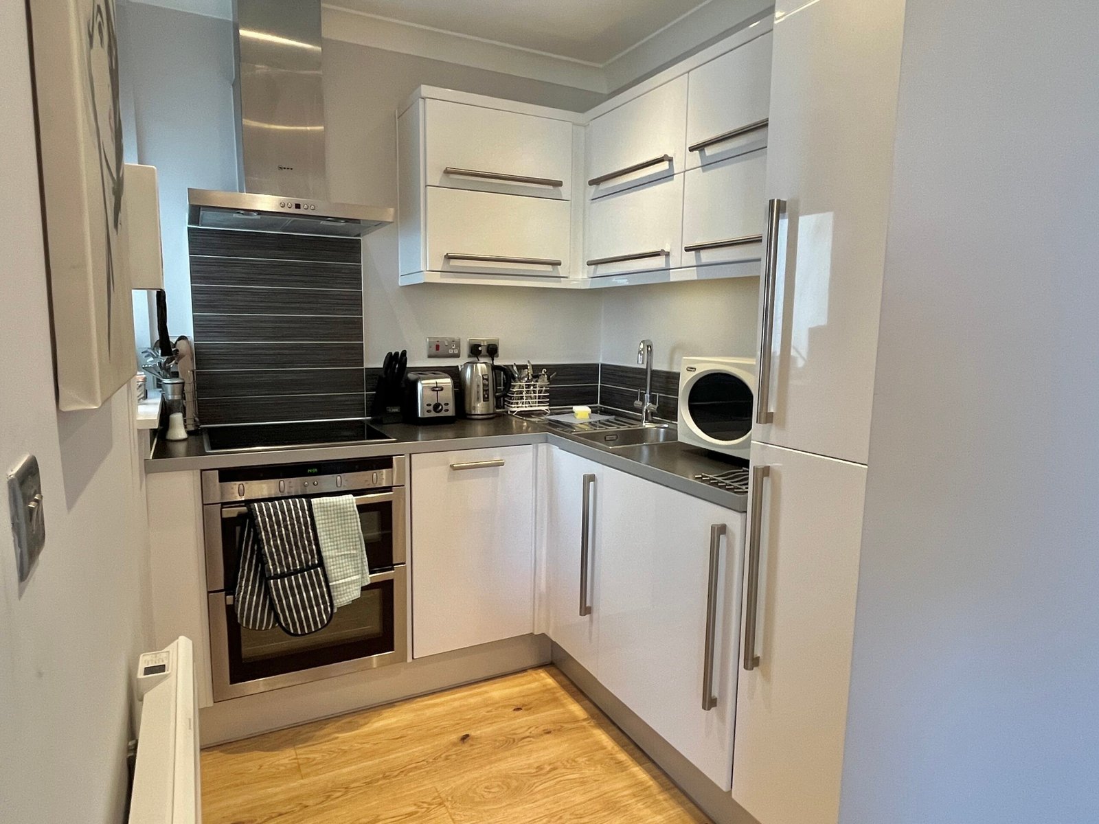 Petersfield Serviced Apartments – Wellington Street | Urban Stay Book-Petersfield-serviced-apartments-with-balconies,-kitchens,-WiFi,-and-easy-access-to-Cambridge-Station.Ideal-for-business-&-extended-stays.