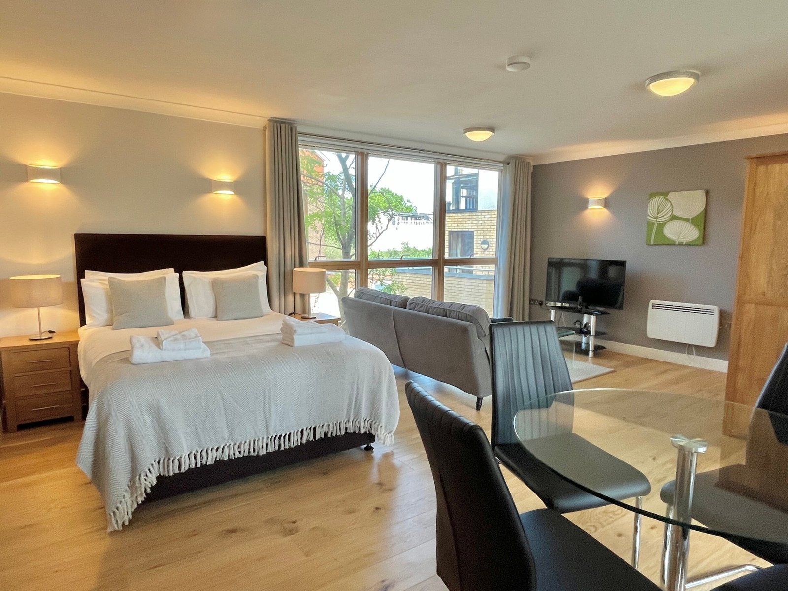 Petersfield Serviced Apartments – Wellington Street | Urban Stay Book-Petersfield-serviced-apartments-with-balconies,-kitchens,-WiFi,-and-easy-access-to-Cambridge-Station.Ideal-for-business-&-extended-stays.